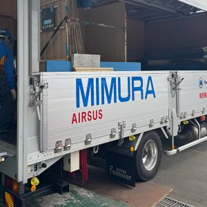 精密機器の輸送にエアサス車はなぜ必要？リーフサスとの違いや費用対効果をプロが徹底解説